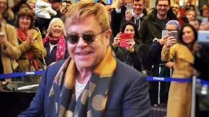 Էլթոն Ջոնը զարմացրել է բրիտանացիներին կայարանի իր անսպասելի համերգով